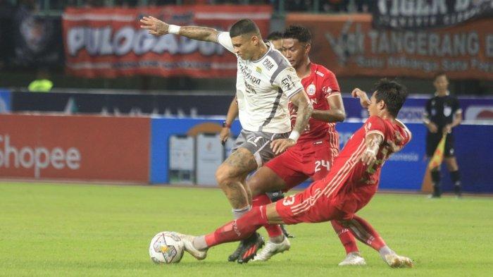 Penyerang Persib Bandung Ciro Alves (putih) dijepit pemain Persija Jakarta di lanjutan Liga 1 2022 di Stadion Patriot Candrabhaga, Jumat (31/3/2023).