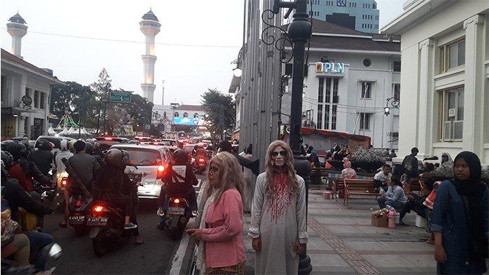Suasana costplayer di Jalan Asia Afrika, Kota Bandung, Selasa (24/12/2019).
