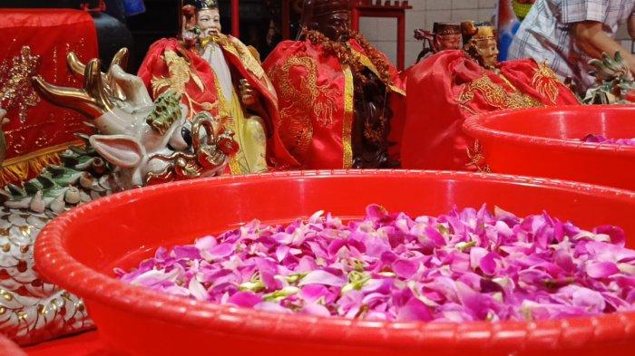 Menjelang perayaan Imlek 2576 Kongzili, para umat Konghucu menggelar tradisi tahunan berupa cuci dewa bertempat di Kelenteng Hok Tek Bio Ciamis Minggu (26/1/2025).