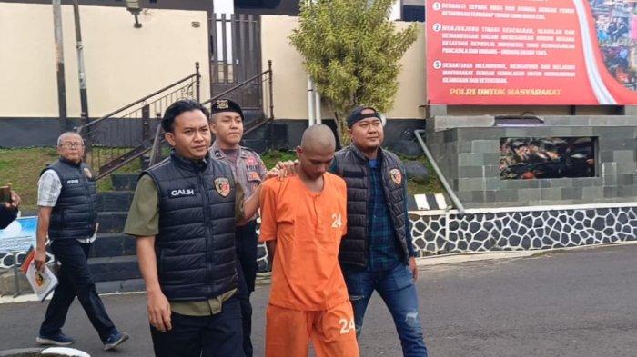 CUCU BUNUH NENEK - Salman Alfarizi (19) pelaku pembunuhan Cucu Cahyati (60) di Desa Sukamulya, Kecamatan Cihaurbeuti, Kabupaten Ciamis saat dihadirkan dalam konferensi pers di Mapolres Ciamis, Selasa (3/6/2025).