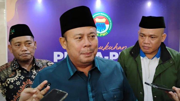BERAS OPLOSAN - Wakil Ketua DPR RI Cucun Ahmad Syamsurijal saat ditemui awak media di Kawasan Pancoran, Jakarta, Minggu (13/7/2025). Cucun merespons soal fenomena beras oplosan kemasan premium beredar di pasar.
[Rizki Sandi Saputra]
