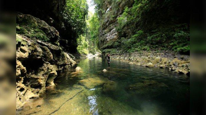 Keseruan di destinasi wisata Cukang Taneuh atau yang terkenal dengan nama Green Canyon di Desa Kertayasa, Kecamatan Cijulang, Kabupaten Pangandaran.