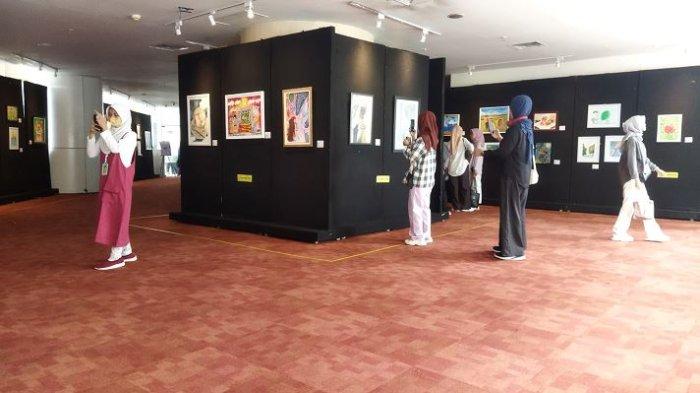 Pengunjung di Pameran Lukis Anak & Difabel Nasional di Perpustakaan Nasional Republik Indonesia, Lantai 4