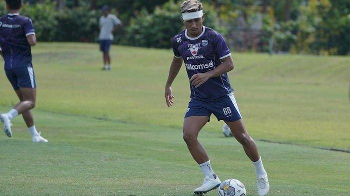 Daisuke Sato tampak berlatih normal bersama Persib Bandung di Lapangan Yogyakarta Independent School (YIS), Senin 12 Desember 2022.