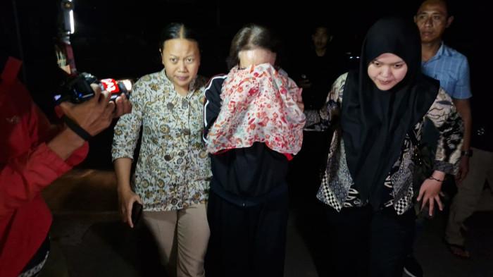 DALANG JUAL BAYI - Pelaku utama atau dalang dari jaringan sindikat penjualan bayi, yakni Lie Siu Luan alias Lily alias Popo alias Ai (69) yang sempat berstatus DPO akhirnya berhasil diringkus Ditreskrimum Polda Jabar, Jumat (18/7/2025) di Bandara Soekarno Hatta, Tangerang, Banten. Pelaku ini baru pulang dari luar negeri.