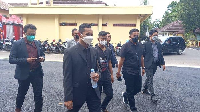 Saksi kunci kasus Subang Muhamad Ramdanu alias Danu (21) bersama tim kuasa hukumnya saat akan memasuki gedung Satreskrim Polres Subang, Kamis (28/10/2021).