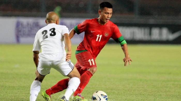 Dedi Kusnandar (kanan) saat menjadi kapten tim nasional U23 Indonesia dalam laga persahabatan melawan Republik Dominika di Stadion Utama Gelora Bung Karno (SUGBK), Senayan, Jakarta, Kamis (15/5/2014). 