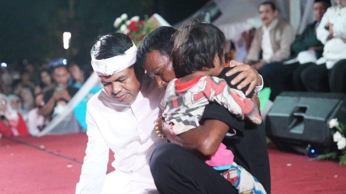 Dedi Mulyadi bertemu seorang pemulung dan anaknya yang berusia enam tahun dalam dalam acara Kang Dedi Mulyadi Menyapa Jawa Barat Istimewa di Alun-alun Ciamis, Selasa (13/8/2024) malam.