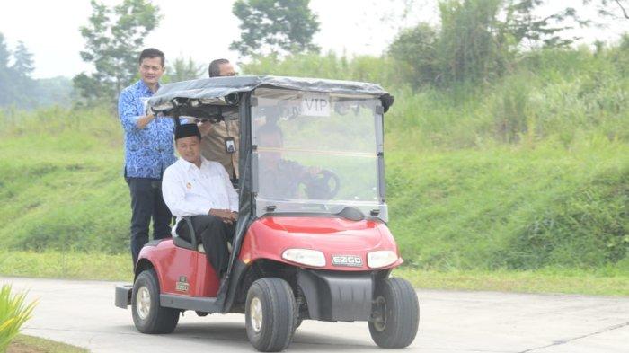Kepala Badan Pendapatan (Bapenda) Provinsi Jawa Barat, Dedi Taufik saat mendampingi Wakil Gubernur Jawa Barat, Uu Rizhanul Ulum meninjau proyek Lido, Senin (18/7).