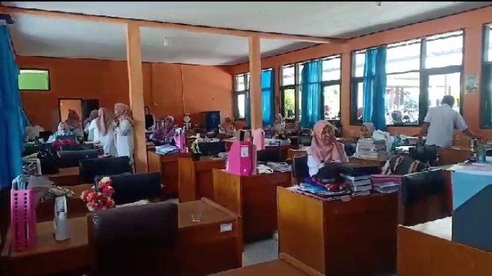 Suasana di ruang guru dan kondisi perangkat lunak yang ada di SMP Negeri 1 Parigi Kabupaten Pangandaran
