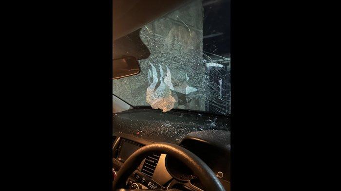 TEROR BATU - Kaca depan mobil salah satu pengendara yang menjadi korban teror pelemparan batu oleh orang tidak dikenal (OTK) di Jalan Raya Pasirjambu Ciwidey, Kecamatan Pasirjambu, Kabupaten Bandung pada Rabu (29/1/2025) pukul 00.04 WIB. Istimewa/ Dok Polsek Pasirjambu.
