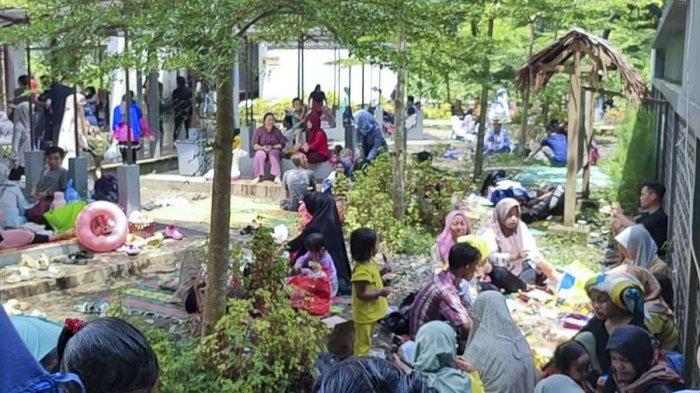 Suasana Objek Wisata Pemandian Alam Cipanas Galunggung Tasikmalaya yang dipadati pengunjung, Selasa (26/12/2023).