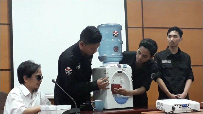 UNIK, 7 Mahasiswa Ciptakan Dispenser dan Timbangan Berbicara untuk