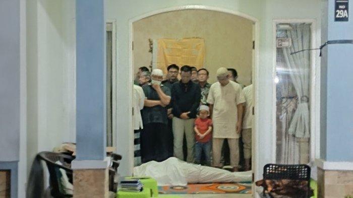 Jenazah pemain film dan sinetron Donny Kesuma disemayamkan di rumahnya di Komplek Galaxy Bekasi, Jawa Barat, Selasa (19/3/2024) malam. Ratusan pelayat dan sejumlah artis tampak hadir. Doa mengiringi kedatangan jenazah Donny Kesuma.