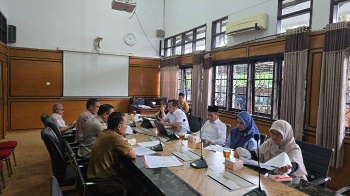 ATASI BANJIR - Rapat Dengar Pendapat (RDP) antara Komisi III DPRD dan Badan Penanggulangan Bencana Daerah (BPBD) Majalengka.