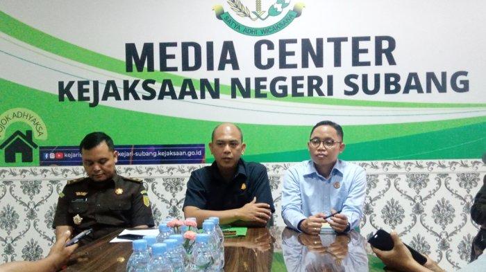 Kejari Subang menggelar konferensi pers terkait penangkapan 2 tersangka kasus korupsi penyertaan modal BUMDes salah satunya anggota DPRD Subang, Selasa (19/9/2023). Foto: Tribunjabar.id / Ahya Nurdin