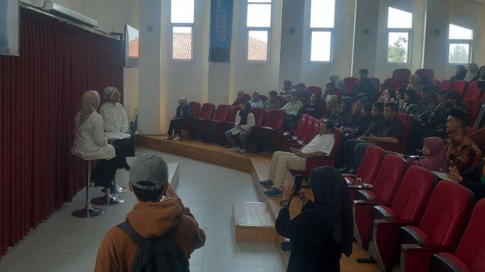 Calon legislatif DPR RI Dapil Jabar 1 (Kota Bandung dan Kota Cimahi) dari Partai Gelora, dr Rina Adeline bersama Caleg DPRD Jabar dapil Jabar 1 (Kota Bandung dan Kota Cimahi), Rully Syumanda menghadiri kegiatan diskusi olah hati finding balance: pengaruh tingkat stres pada kesehatan mental di Jalan Raya Cinunuk, Minggu (24/12/2023).