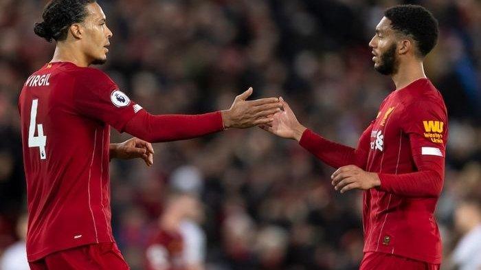Dua bek tengah milik Liverpool, Virgil van Dijk dan Joe Gomez.