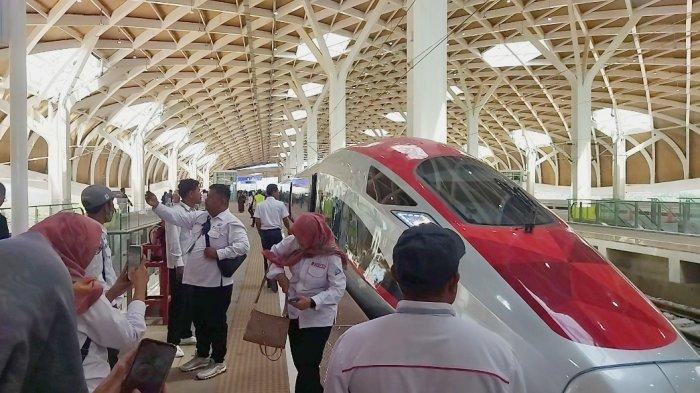 Sejumlah masyarakat saat menunggu keberangkatan kereta cepat dari Stasiun Halim, Senin (25/9/2023).