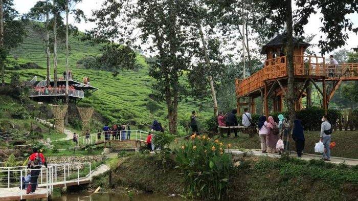 Keramaian pengunjung di tempat wisata Eco Park Curug Tilu, Ciwidey, Kabupaten Bandung, Minggu (10/10/2021).
