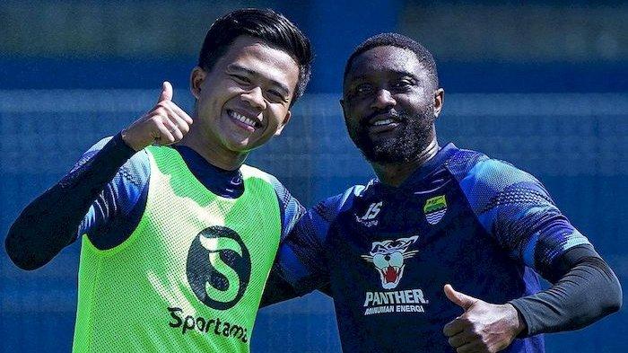 Edo Febriansah, bek Persib Bandung, berfoto bareng Levy Madinda pada latihan di Stadion Persib, Selasa (12/9/2023).