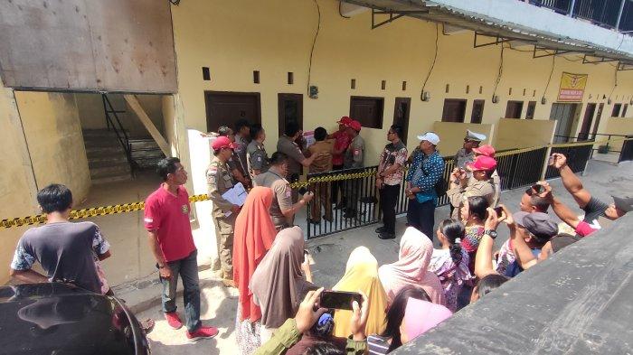 Penyegelan kos-kosan tarif per jam di Blok Pilangsari Desa Jatibarang Baru, Kecamatan Jatibarang, Kabupaten Indramayu, Senin (2/10/2023).