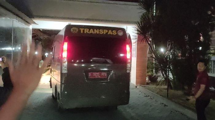 Mobil tahanan yang mengantarkan enam terpidana kasus Vina Cirebon tiba di Lapas Cirebon, Kamis (15/8/2024) sekitar pukul 20.15 WIB.