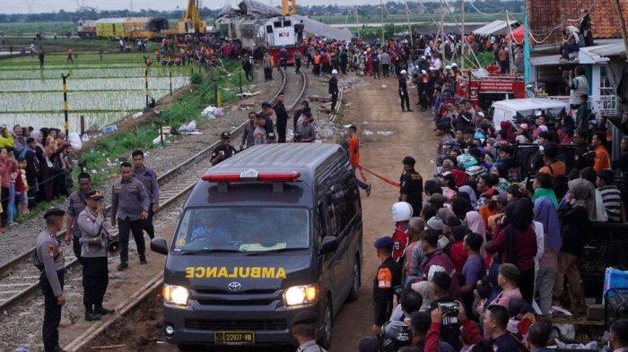 Ratusan warga menyaksikan mobil ambulans yang membawa jenazah korban tabrakan kereta api (KA) Turangga dan KA Lokal Bandung Raya di Desa Cikuya, Kecamatan Cicalengka, Kabupaten Bandung, Jawa Barat, Jumat (5/1/2024). Tabrakan dua kereta api yang terjadi sekitar pukul 06.03 WIB tersebut mengakibatkan tiga orang tewas dan puluhan lainnya luka-luka.