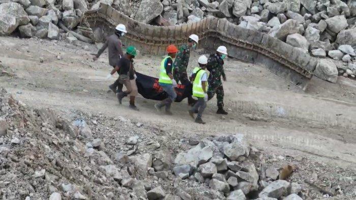 KORBAN KE-21 - Tim SAR gabungan kembali menemukan dua korban meninggal dunia dalam bencana longsor di area tambang Gunung Kuda, Desa Cipanas, Kecamatan Dukupuntang, Kabupaten Cirebon, pada hari keempat pencarian, Senin (2/6/2025). Petugas saat mengevakuasi Fuji Siswanto (50), warga Leuwimunding, Kabupaten Majalengka.