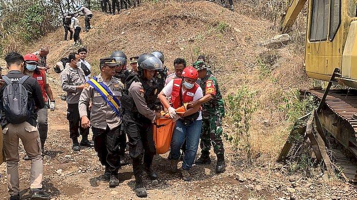 Petugas gabungan saat mengevakuasi jenazah yang ditemukan tewas di lokasi kebakaran lahan,Kampung Gegerbitung, Desa Sukasari, Kecamatan Cilaku, Kabupaten Cianjur Senin (9/10/2023).