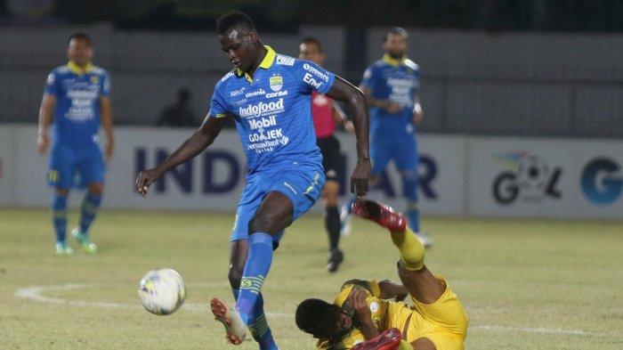DIMINATI - Ezechiel N'Douassel saat masih bersama Persib Bandung. Pemain asal Chad ini dikabarkan diminati tim Liga 1 untuk musim depan.