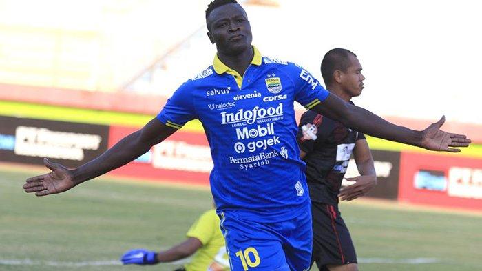 Ezechiel N'Douassel saat masih embela Persib Bandung.