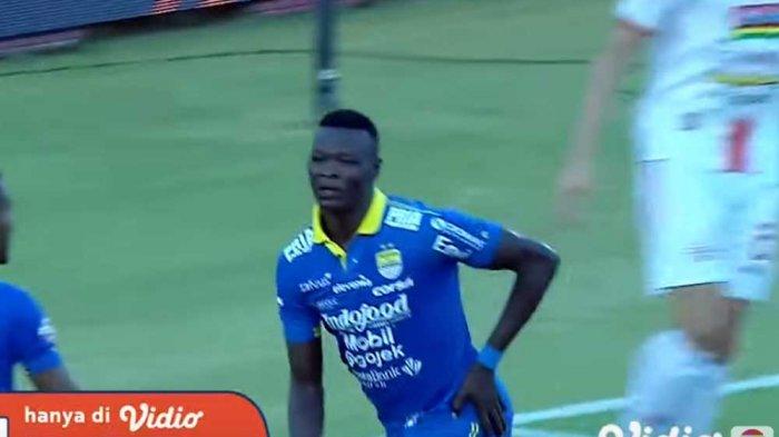 Selebrasi Ezechiel NDouasel setelah mencetak gol ke gawang Persija Jakarta