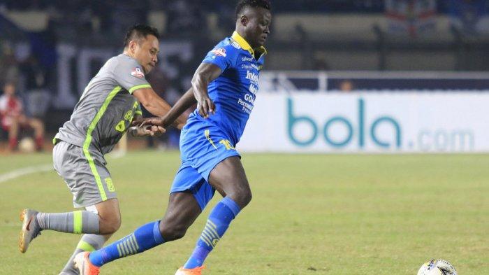 Striker Persib Bandung Ezechiel NDouassel dikejar pemain Borneo FC