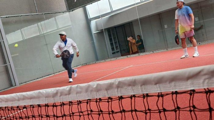 farhan menjajal olahraga padel
