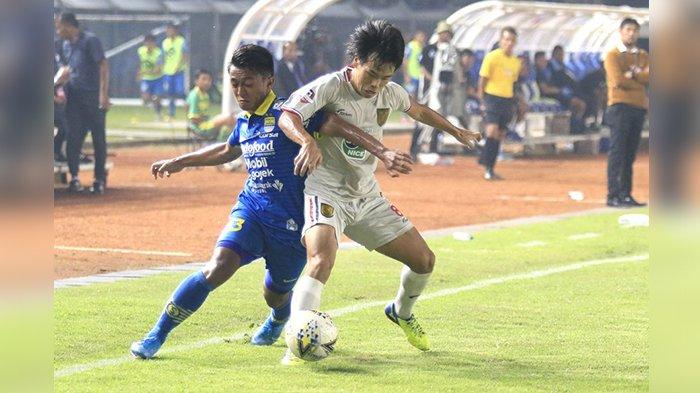 Pemain Persib Bandung Febri Hariyadi berduel dengan gelandang Persela Lamongan Kei Hirose dalam lanjutan Liga 1 2019 di Stadion Si Jalak Harupat, Selasa (4/12/2019) malam. Tuan rumah kalah 0-2.