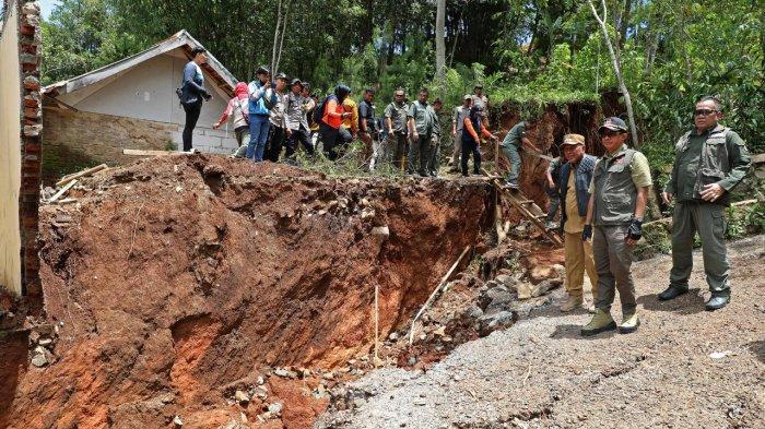 fenomena pergerakan tanah di Kecamatan Rongga, Kabupaten Bandung Barat.