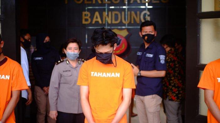 Ferdian Paleka, Tubagus Fahdinar dan Aidil ditahan atas kasus prank bantuan isi sampah kepada waria. Ketiganya dihadirkan di Mapolrestabes Bandung, Jalan Merdeka, Jumat (8/5/2020).