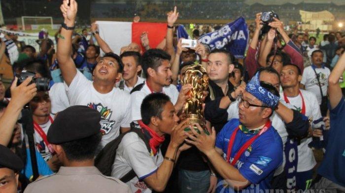 Wali Kota Bandung, Ridwan Kamil (depan kanan) bersama sejumlah pemain Persib Bandung mengangkat piala kemenangan usai mereka memenangi laga final Indonesia Super League (ISL) 2014 di Stadion Gelora Sriwijaya, Jakabaring, Palembang, Jumat (7/11/2014) malam. Persib berhasil menjadi juara ISL 2014 setelah mengalahkan Persipura Jayapura lewat babak adu penalti.