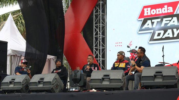 Ikatan Motor Honda Jawa Barat (IMHJB) yang merupakan paguyuban komunitas sepeda motor Honda di wilayah Jawa Barat mengundang seluruh paguyuban regional untuk datang ke Bandung dalam kegiatan bertajuk Kopdar Gabungan (Kopdargab) IMHJB.Kegiatan yang digelar di Jalan Diponegoro Bandung, Minggu (8/10) diikuti ratusan peserta yang datang dari masing perwakilan 21 paguyuban.