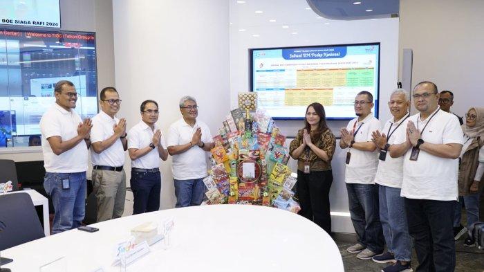  Direktur Network & IT Solution Telkom Herlan Wijanarko (kedua dari kanan), Direktur Group Business Development Telkom Honesti Basyir (paling kanan), Direktur Strategic Portfolio Telkom Budi Setyawan Wijaya (kedua dari kiri), dan EGM Service Operation Telkom Suharyoto (paling kiri) saat Acara Kick Off & Kunjungan Posko TelkomGroup SIAGA RAFI 2024 di Telkom Integrated Operation Center Telkom Jakarta, Jumat (5/4).
