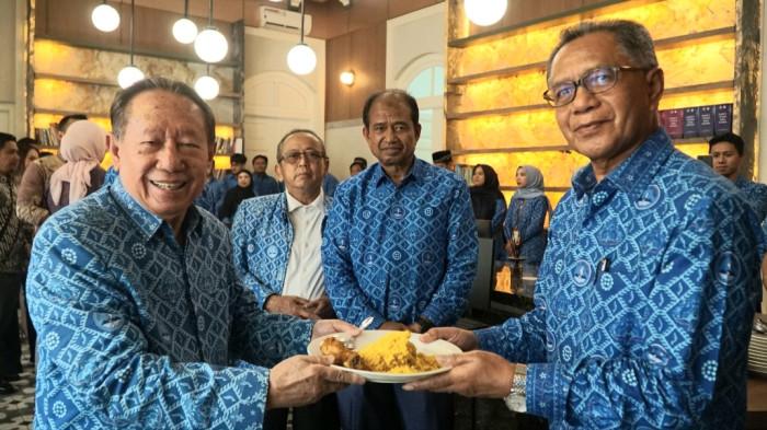 MILANGKALA PAGUYUBAN PASUNDAN - Ketua Umum Pengurus Besar Paguyuban Pasundan, Prof. Dr.H.M Didi Turmudzi, M.Si (kiri) pada acara Milangkala ke-112 di Sekretariat PB Paguyuban Pasundan Jalan Sumatera, No 41 Bandung, Senin (21/7/2025)