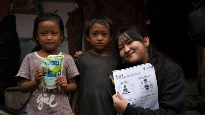 KAMPUNG PEMULUNG - Melalui kerja sama CSR, Dompet Dhuafa dan Paragon melakukan aksi untuk pemberdayaan perempuan dan anak-anak, menyambangi masyarakat yang bermukim di Slum Area alias Kampung Pemulung, Jurang Mangu, Bintaro, Tangerang Selatan, Jumat (20/12/2024).
