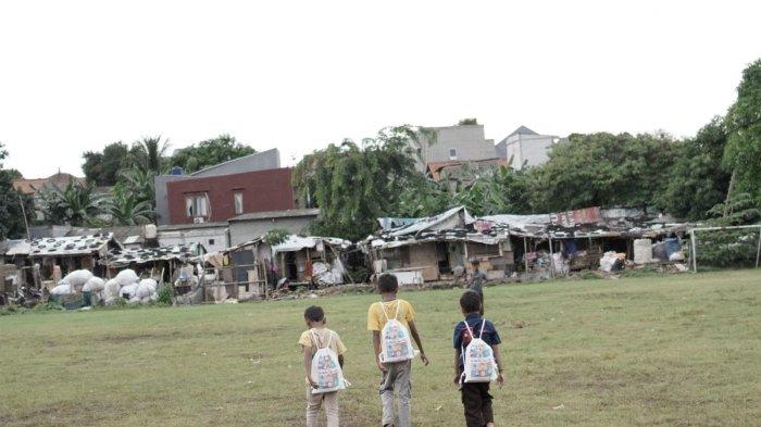 KAMPUNG PEMULUNG - Melalui kerja sama CSR, Dompet Dhuafa dan Paragon melakukan aksi untuk pemberdayaan perempuan dan anak-anak, menyambangi masyarakat yang bermukim di Slum Area alias Kampung Pemulung, Jurang Mangu, Bintaro, Tangerang Selatan, Jumat (20/12/2024).