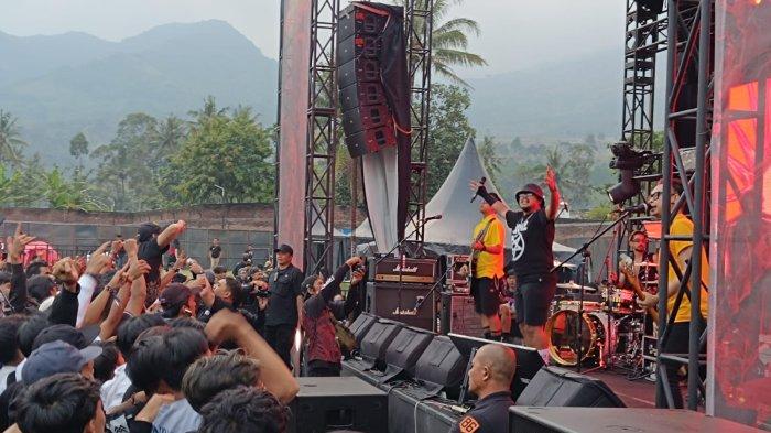 Penampilan Band Rebellion Rose meriahkan Kecil Tapi Party kolaborasi Supermusic dan Hellprint yang diselenggarakan di Sabda Alam, Kabupaten Garut, Jawa Barat, Minggu (26/5/2024). 
