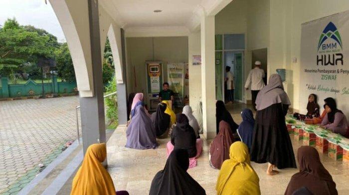 Melalui ATM Beras yang tersedia di Masjid Hakimah Wa Rohmah, Cibinong, sebanyak 54 orang menerima langsung penyaluran bantuan beras oleh Dompet Dhuafa yang berkolaborasi dengan Berbagi Beras Indonesia (BBI), Minggu (20/10/2024).