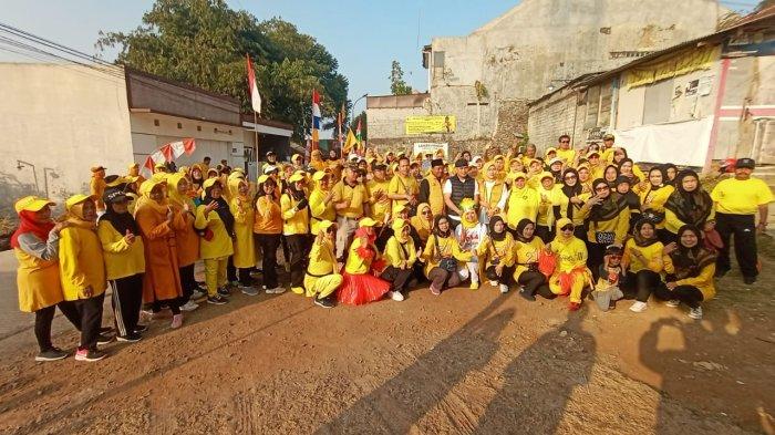 Kang Sugih berfoto bersama dengan peserta Gebyar Senam Adiluhung di RW 08 Cijotang, Kelurahan Cibeunying, Kecamatan Cimenyan, Kabupaten Bandung.