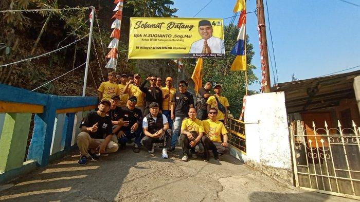 Kang Sugih berfoto bersama warga RW 08 dan 21 Cibeunying