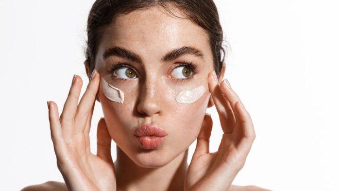 foto ilustrasi menggunakan sun screen