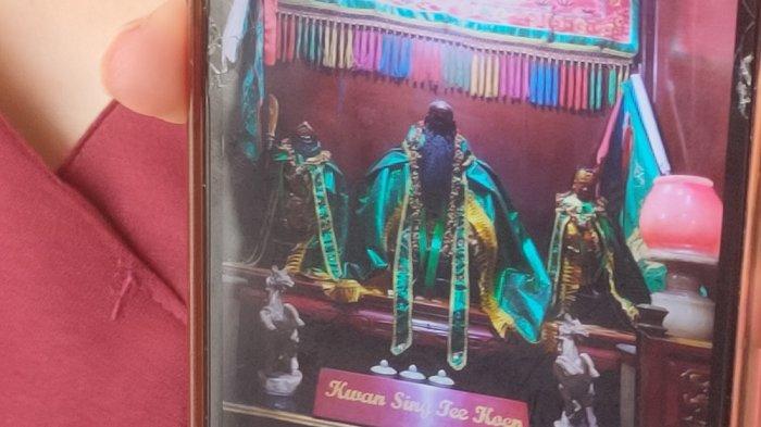 Admin Vihara Welas Asih Cirebon, Yeni Andriani saat menunjukkan foto patung rupang pengawal Kwan Sing Tee Koen di Vihara Welas Asih